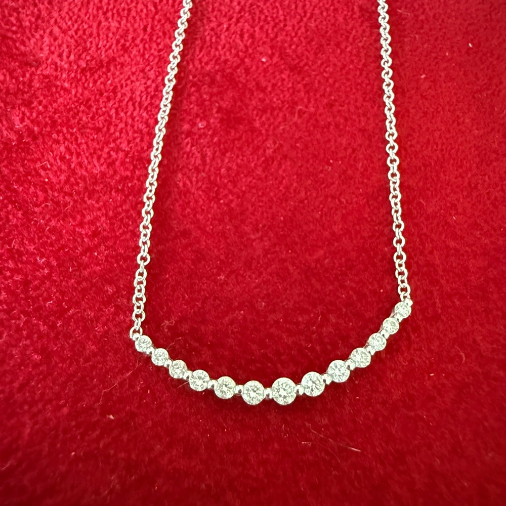 Elegant 14kt White Gold Necklace with diamonds